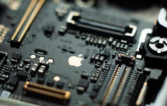 Placa-mãe em close com componentes de precisão